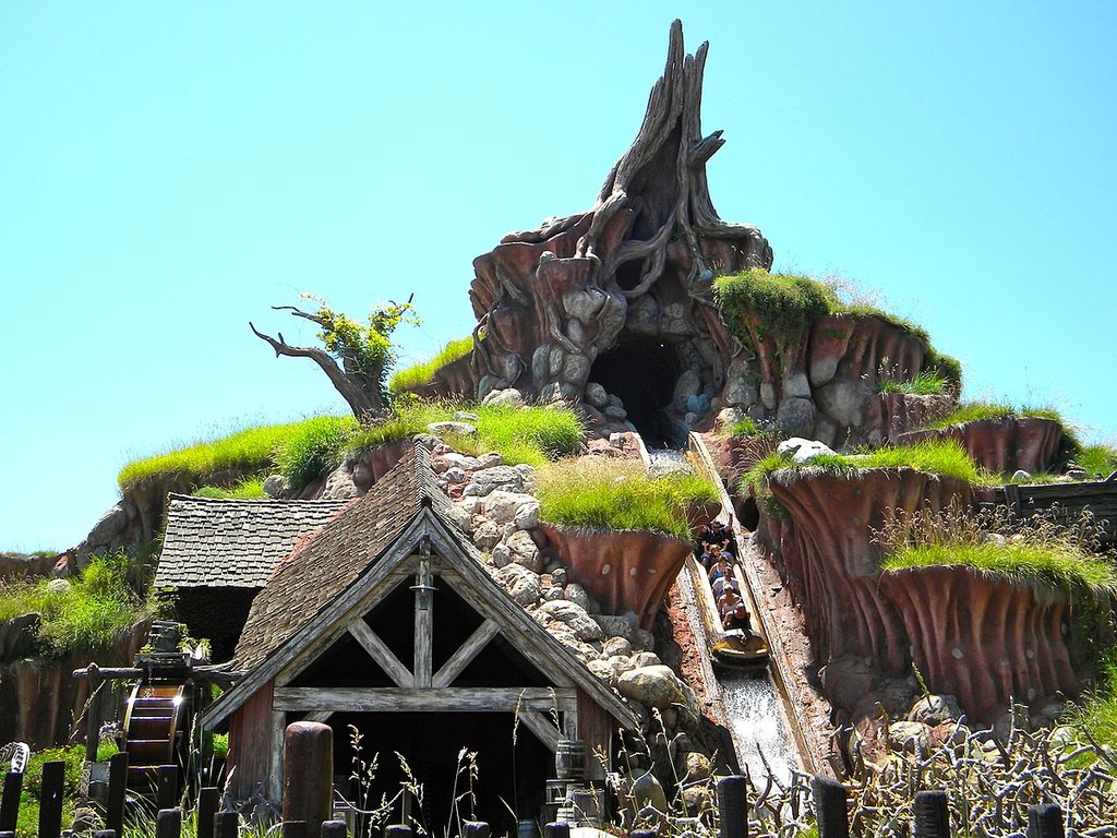 1200px-Splash_Mountain_at_Disneyland.JPG