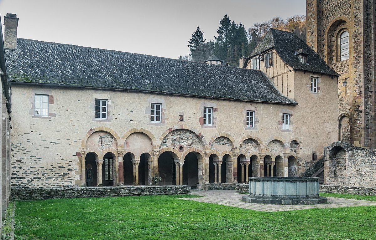 1280px-Cloister_next_to_treasury_of_medieval_goldsmith_in_Conques_02.jpg