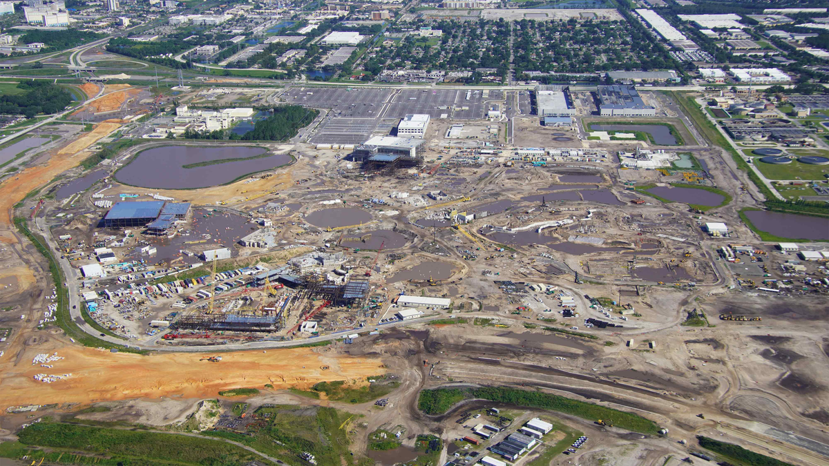 bioreconstruct on X: Aerial look at Universal Orlando Team Member parking.  The parking garage was expanded last year, the right-most section.   / X