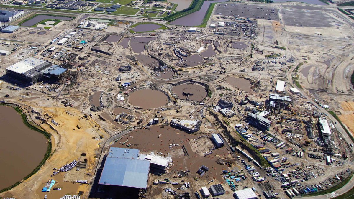 bioreconstruct on X: Aerial look at Universal Orlando Team Member parking.  The parking garage was expanded last year, the right-most section.   / X