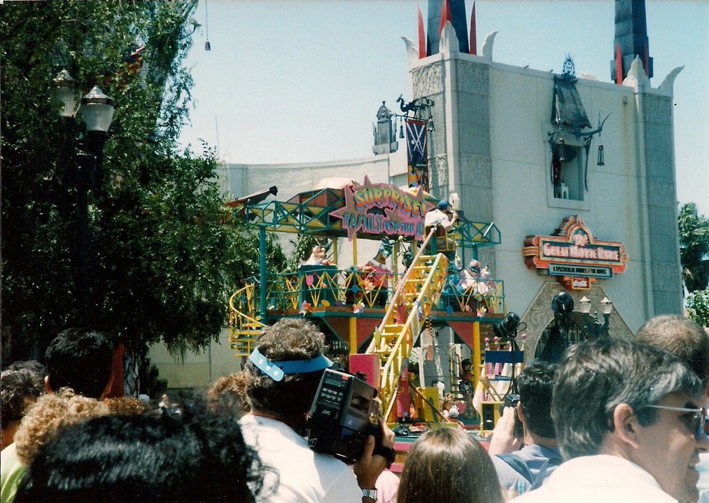 1992-04-DinosaursLive3.jpg