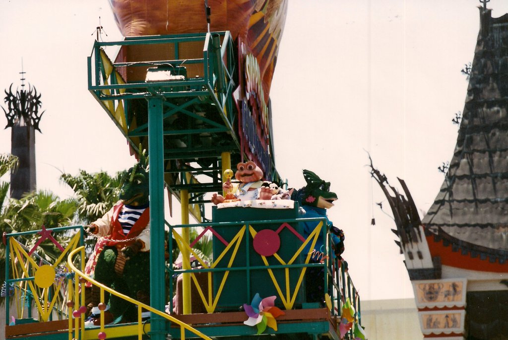 1993-08-DinosaursLive1.jpg