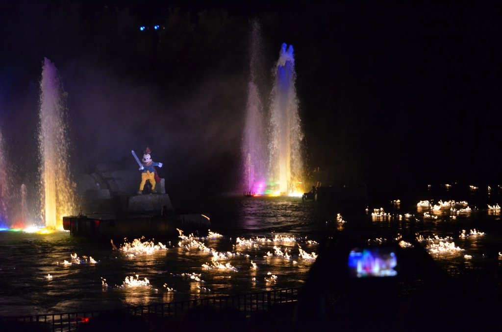 2015 WDW Fantasmic! Mickey.JPG