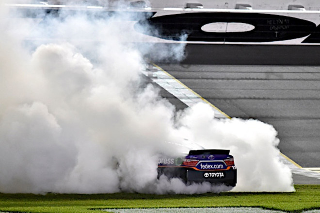 2016-Daytona-Unlimited-CUP-Denny-Hamlin-burnout-Nigel-Kinrade-NKP-660x439.jpeg