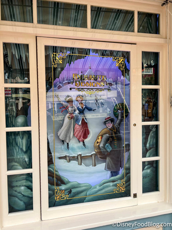 2021-dlr-disneyland-main-street-usa-plaza-point-new-holiday-shop-open-34.jpg