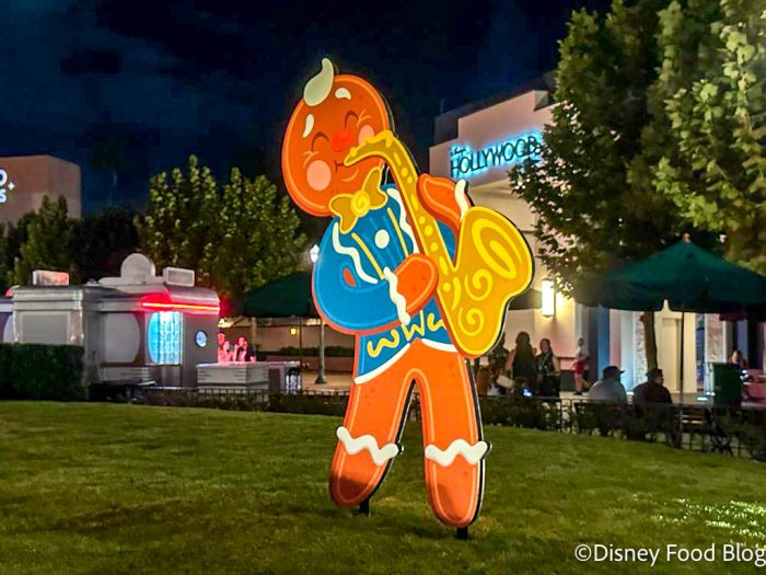 2023-wdw-dhs-jollywood-nights-ollie-character-cut-out-700x525.jpg