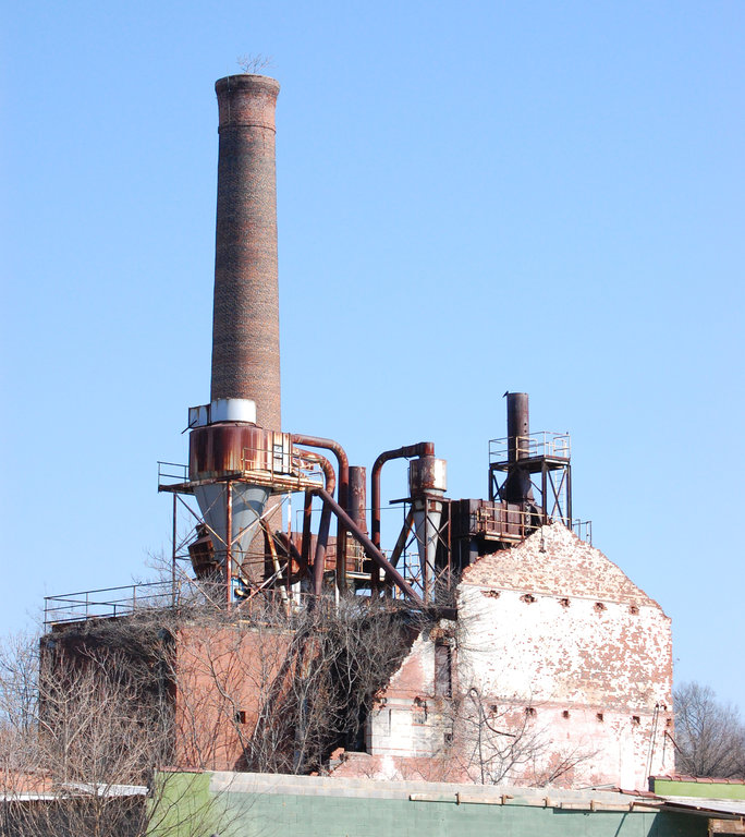 Abandoned_factory_in_a_small_town.jpg