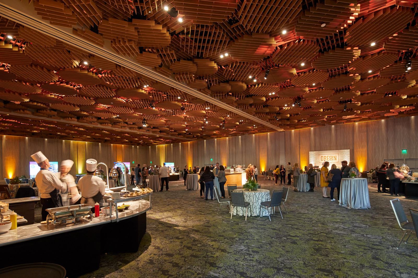 Arktura-Atmosphera-AnalogSoftGrid-Custom-Oregon-Convention-Center-Portland-OR_LG_18-1600x1067.jpg