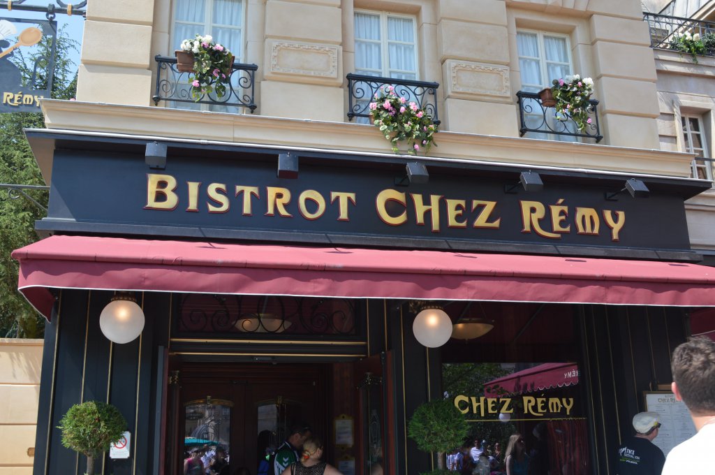 Bistrot Chez Remy ouside.JPG