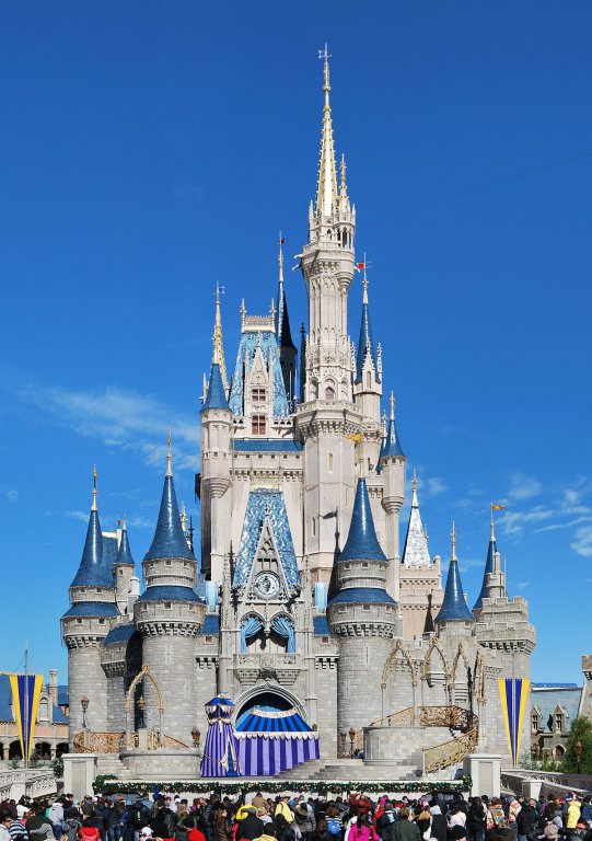 Cinderella_Castle_2013_Wade.jpg