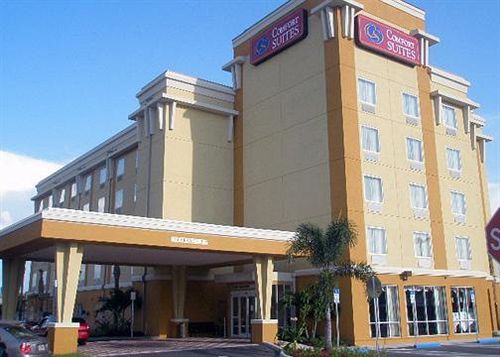 Comfort suites ext.jpg