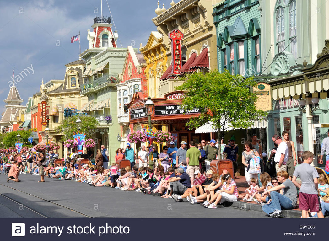 crowd-on-main-street-waits-for-daily-parade-to-begin-at-walt-disney-B9YE06.jpg