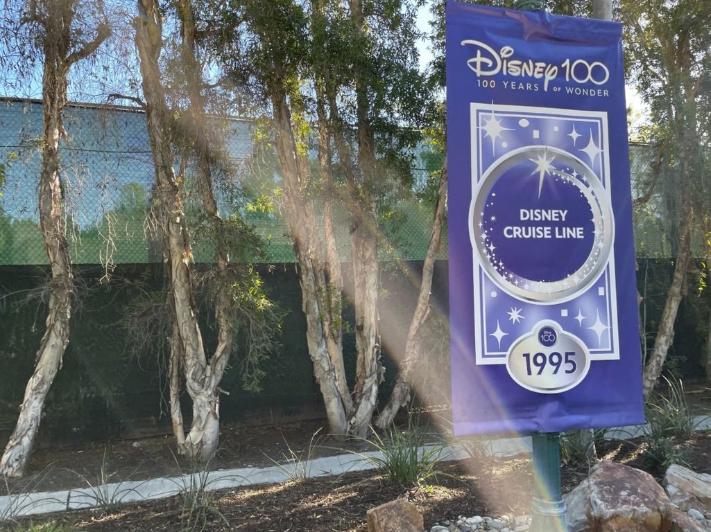 Disneyland-tram-route-disney-100-banners-0647.jpg