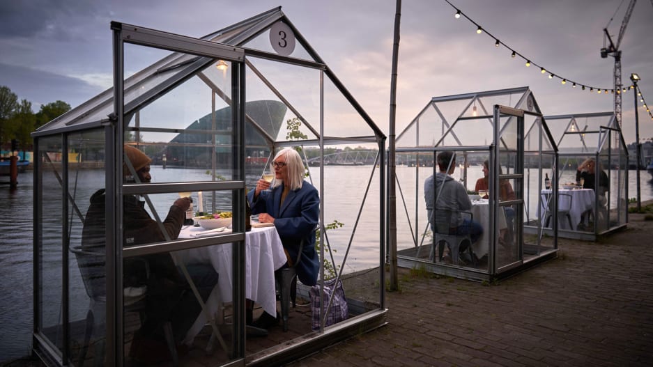 dutch-restaurant-uses-glass-booths.jpg