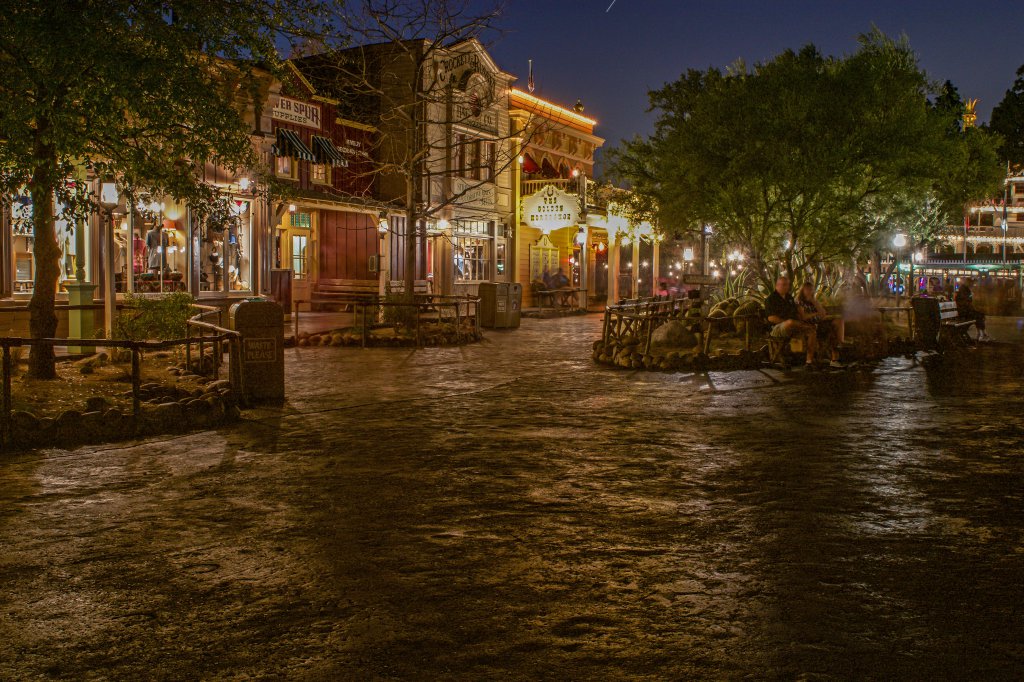 Empty_Frontierland.jpg