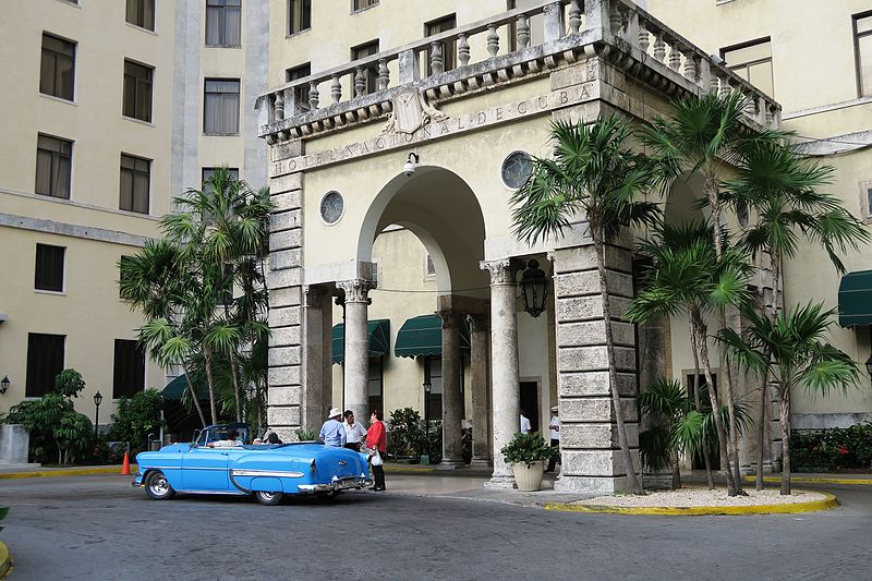 Entrance_to_Hotel_Nacional_de_Cuba_in_Old_Havana.jpg