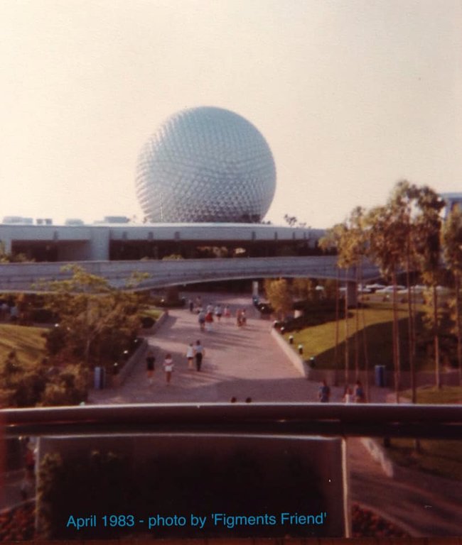 EPCOT Center - April 1983 4.jpg