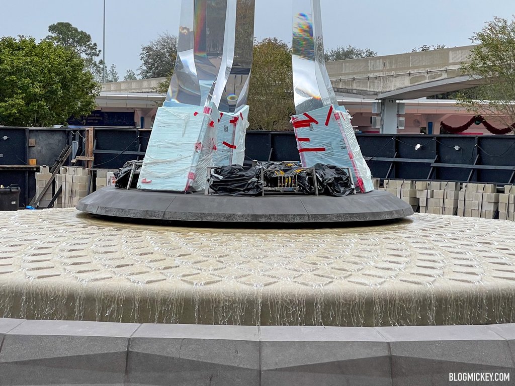 epcot-entrance-fountain-water-running-construction-3.jpg