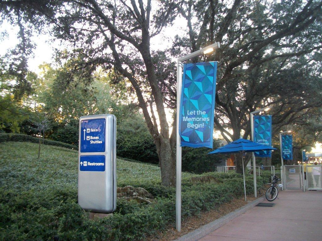 Epcot exit Jan2011 556.jpg