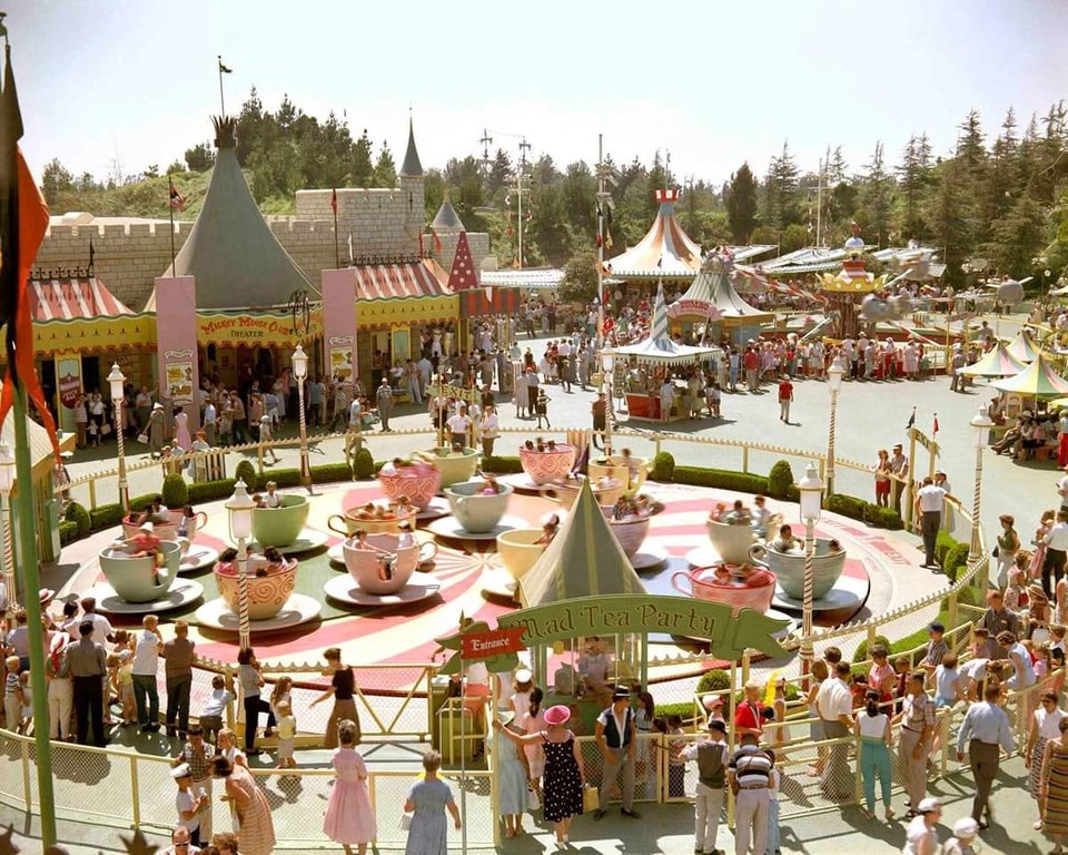 Fantasyland Teacups 1955.jpg