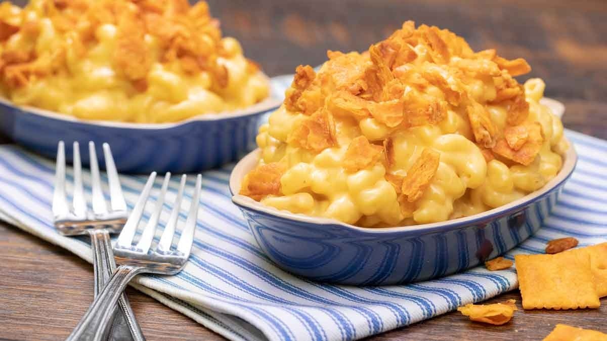 Final-Easy-Mac-and-Cheese-with-Crispy-Cheez-It-Topping-2-(1).jpg.adapt.full.high.jpg