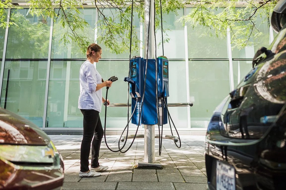 Flo-AddEnergie-Quebec-EV-street-curbside-electric-charging.jpg