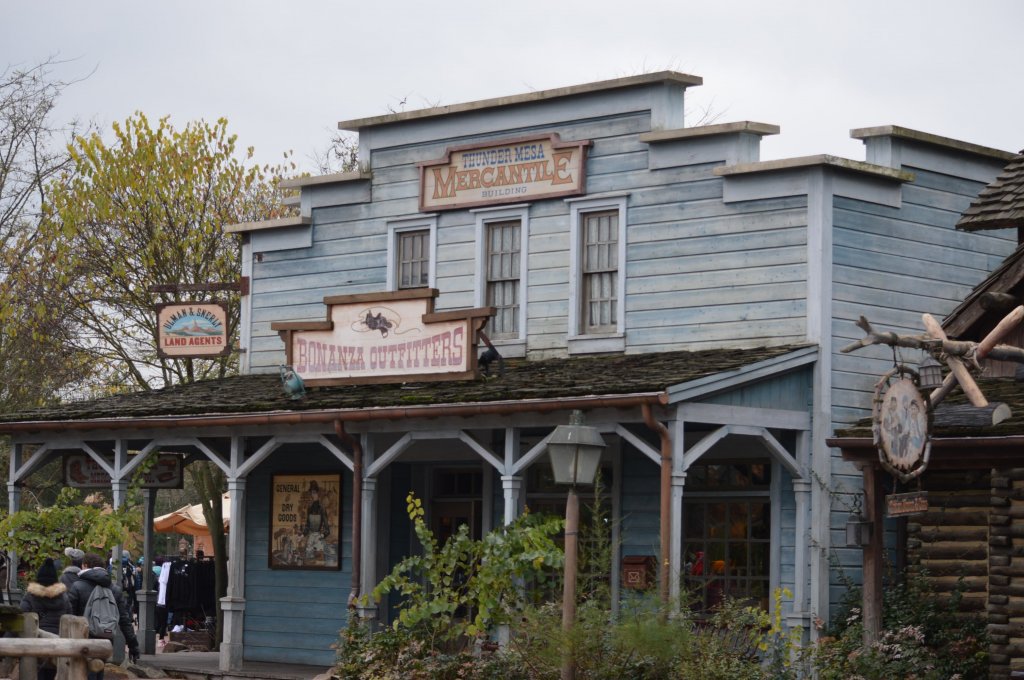 Frontierland shop 01.jpg