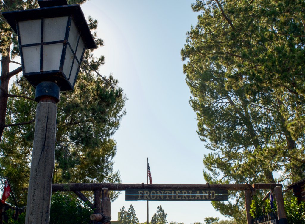 Frontierland_Entrance2.jpg