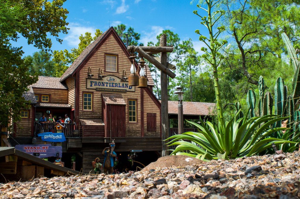 Frontierland_Station.jpg