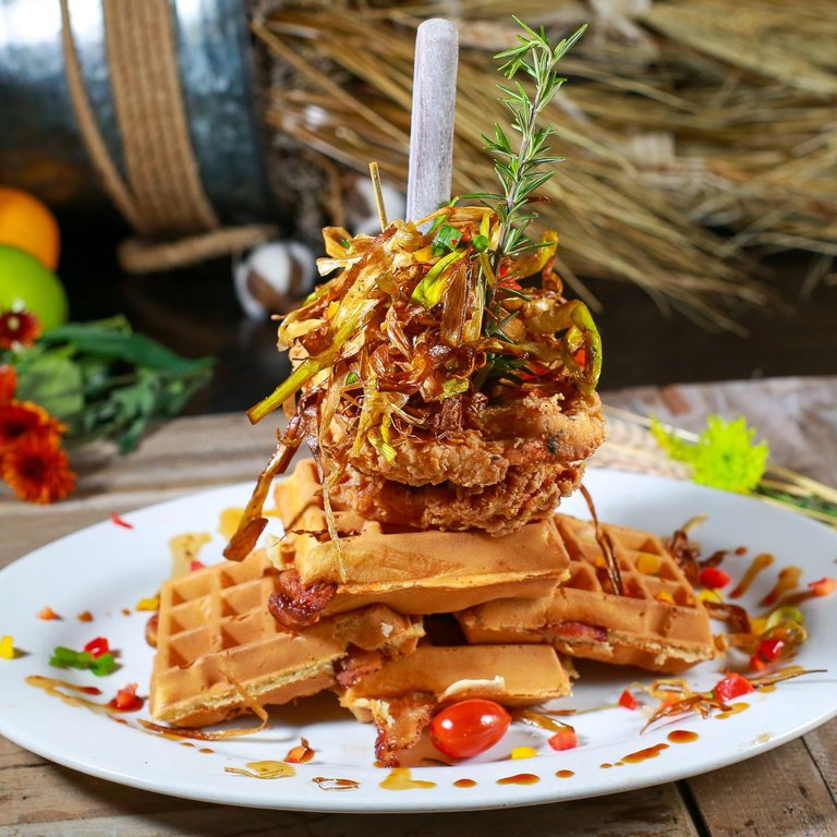 Hash_House_chicken_and_waffles.jpg