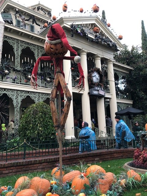 Haunted Mansion Christmas 2018.jpg