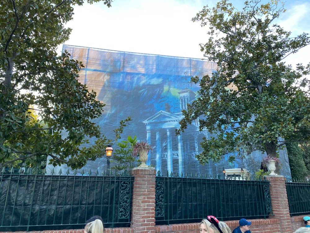 haunted-mansion-construction-scrims-disneyland-3.jpg