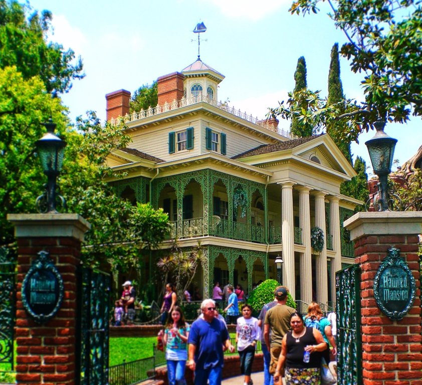 Haunted-Mansion-New-Orleans-Square-Disneyland-1.jpg