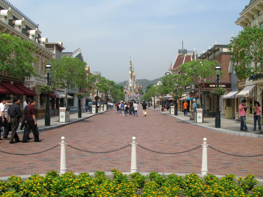 Hong_Kong_Disneyland_Resort_Main_Street_overivew_200705.jpg