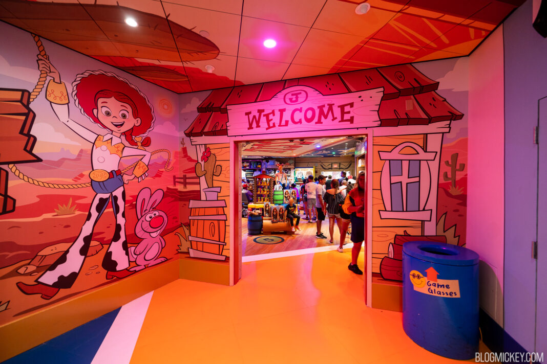 jessies-trading-post-toy-story-mania-gift-shop-9-1068x712.jpg