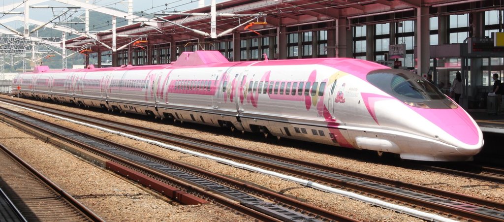 JRW-500_V2_20180701_HelloKitty_Shinkansen_in_Himeji.jpg