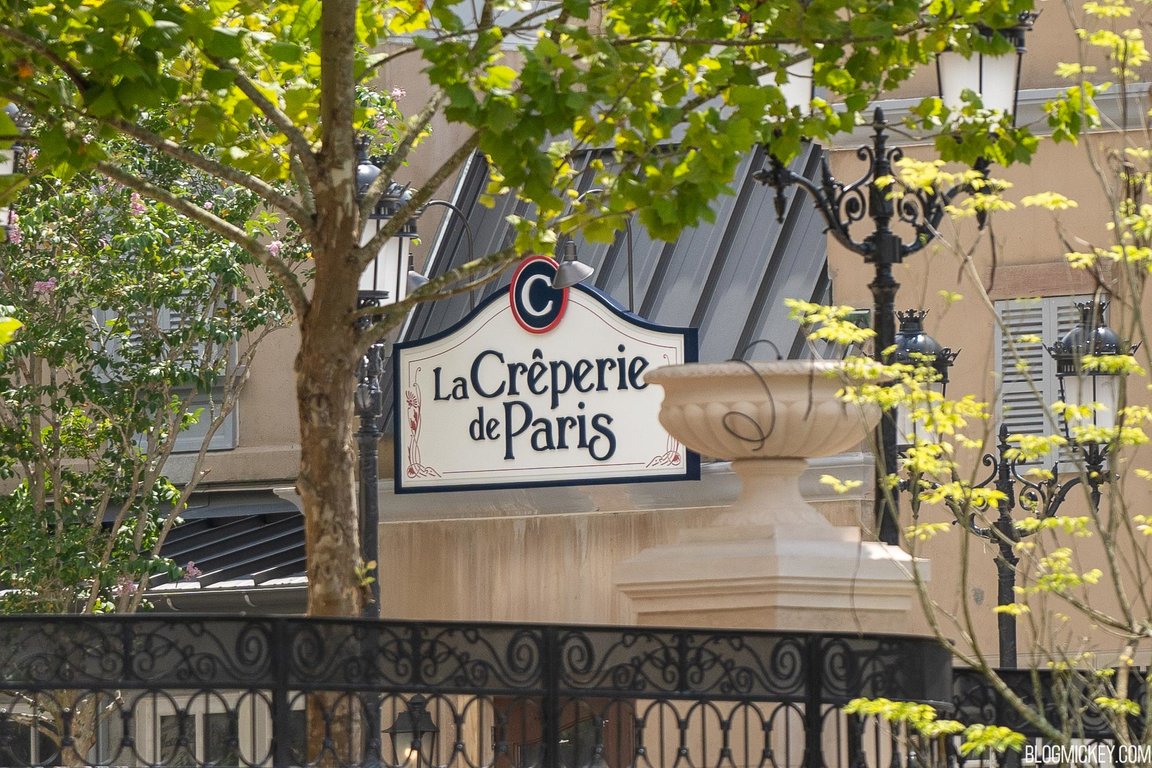 le-creperie-de-paris-sign-construction-2.jpg