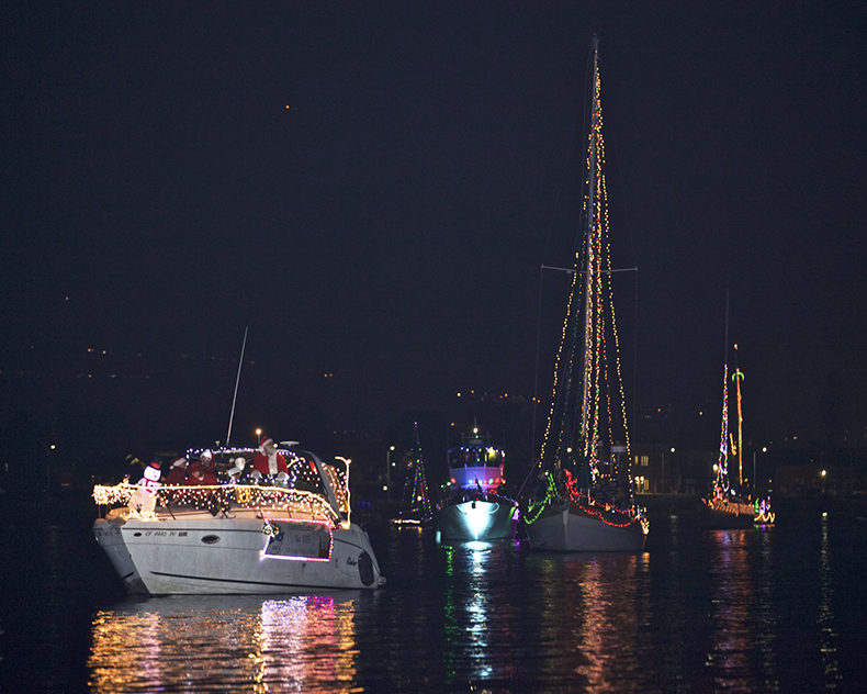 lighted-holiday-boats-oakland.jpg