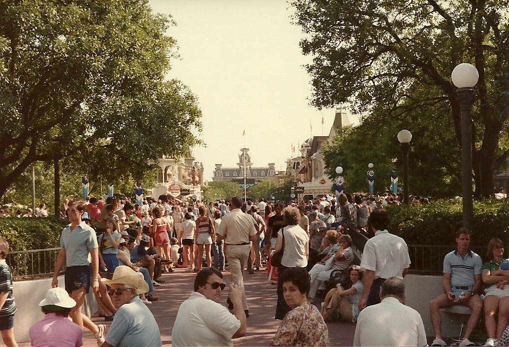 Main Street USA from the Hub@3231aa3e8d124e78a735fd13223b49b2.jpg