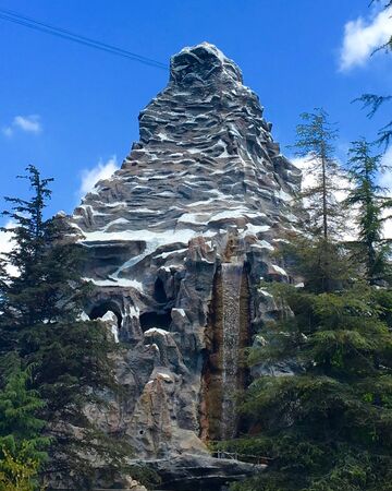 Matterhorn_Bobsleds_mountain.jpg