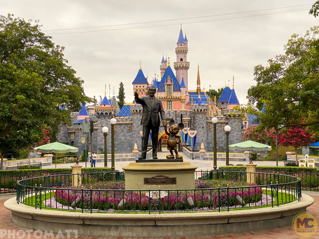 MiceChat-Disneyland-Partners-statue-and-Sleeping-Beauty-Castle.jpg