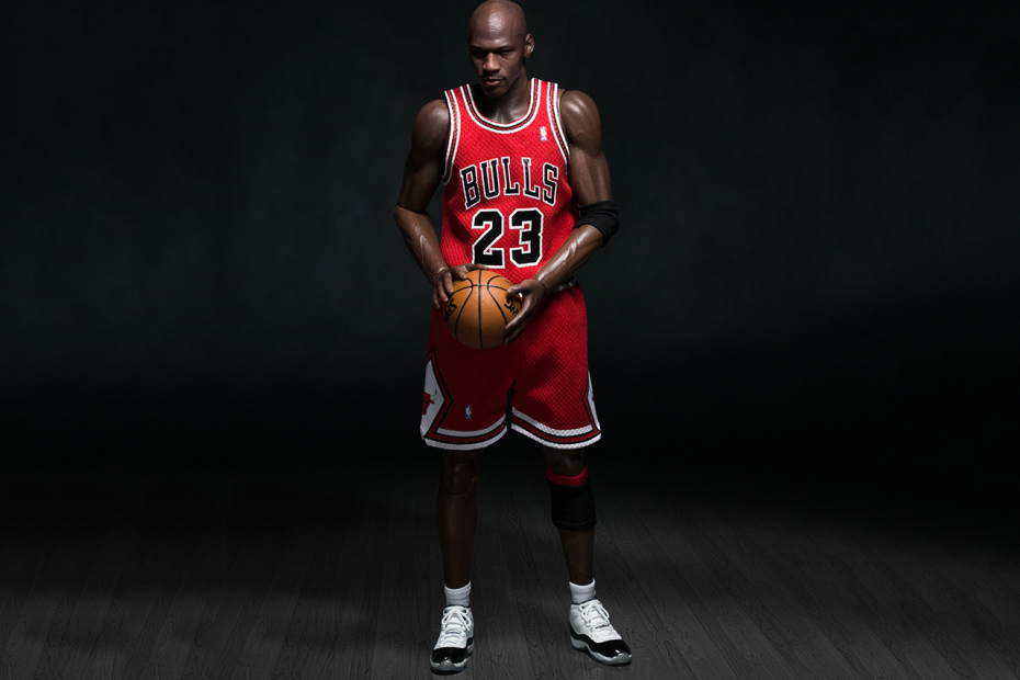 michael-jordan-1-6-scale-23-away-figurine-by-enterbay-3.jpg