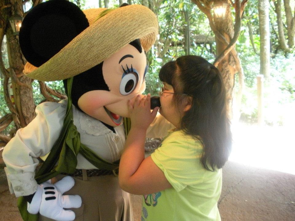 minnie kiss.jpg