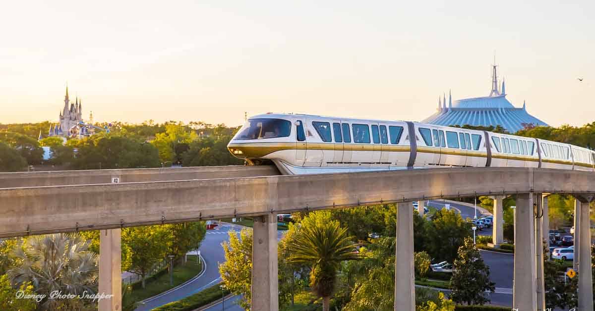 Monorail_Castle_SpaceMountain.jpg