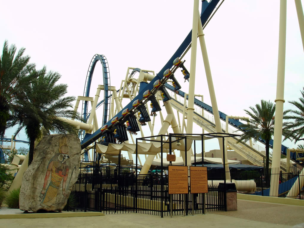 Montu_(Busch_Gardens_Africa)_02.jpg