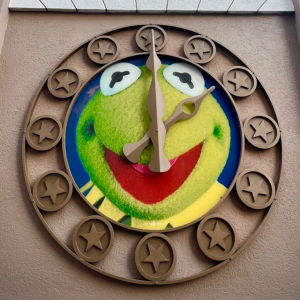 MuppetVision-3D-Kermit-Clock-300x300.webp