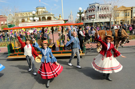 oft-blog_main-street-transportation-horse-drawn-disney-world-trolley-show.jpg