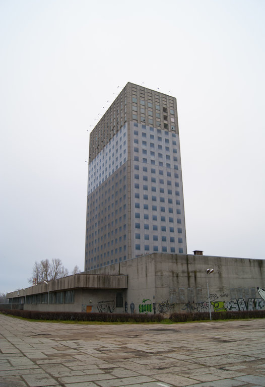 Old_soviet_building_(8229119199).jpg