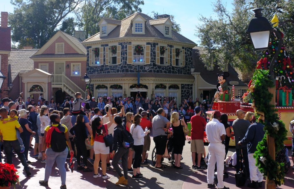 parade-crowd-jpg.884210
