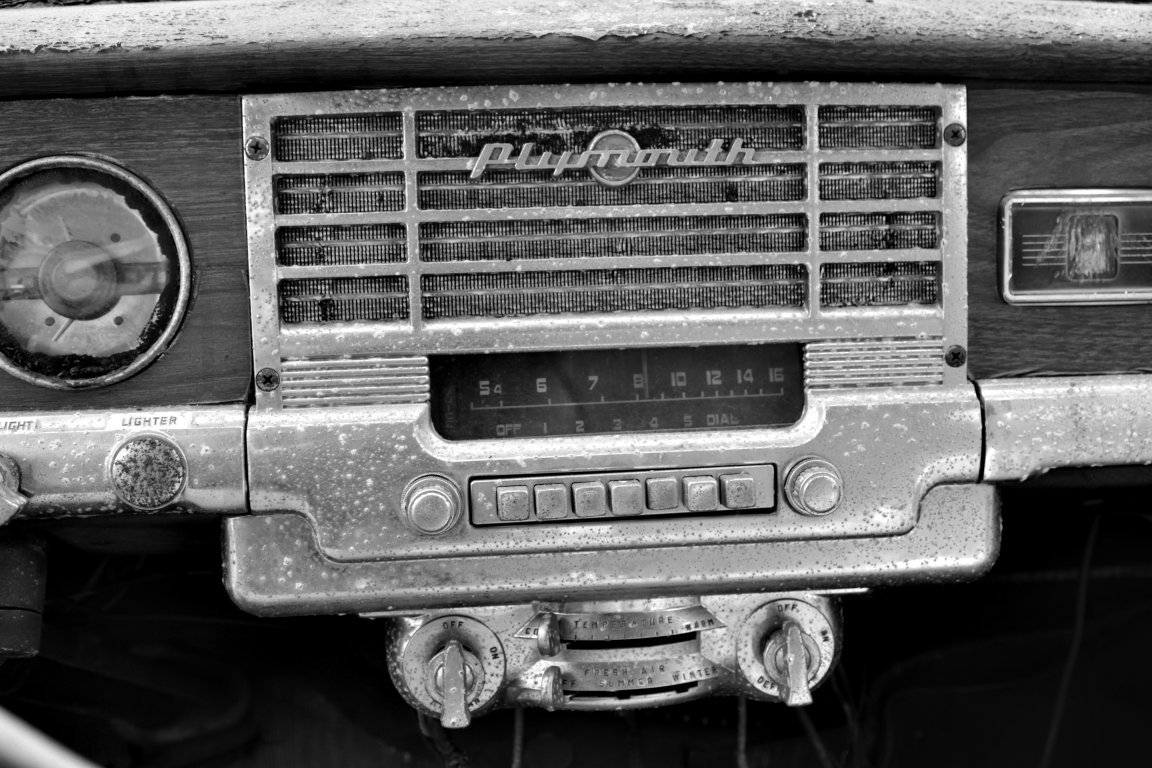 Plymouth_Car_Dash_Radio.jpg